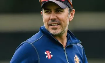 आईसीयूमा भर्ना भएका नेदरल्याण्ड्सका प्रशिक्षक क्याम्पबेल कोमाबाट बाहिर