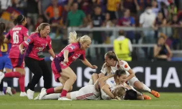 Fast start helps Lyon down Barca to win Women's Champions League
