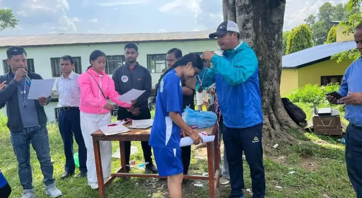 बेसीसहरलाई जिल्लास्तरीय रनिङ शिल्डको उपाधि