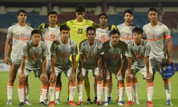 India thrash Nepal to keep final hopes alive