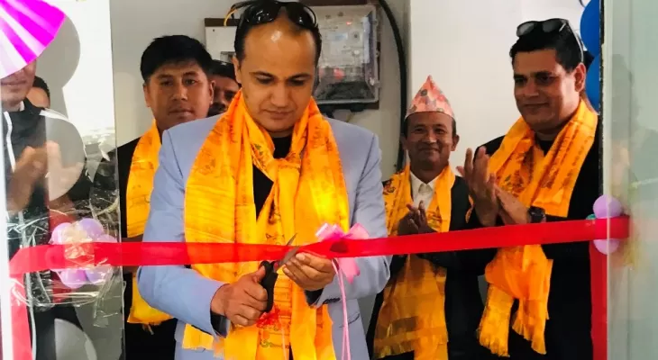 लि निङको आउटलेट बौद्ध टुसालमा