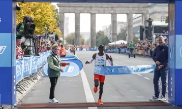 Kipchoge breaks his own world record in Berlin Marathon