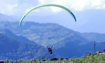 देशभरका प्याराग्लाईडिङ उडानमा रोक