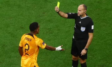 सर्वाधिक कार्ड देखाएर कीर्तिमान बनाएका रेफ्रीलाई फिफाले घर फर्कायो