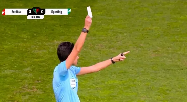 फुटबल इतिहासमा पहिलो पटक देखाइयो सेतो कार्ड, किन गरियो प्रयोग