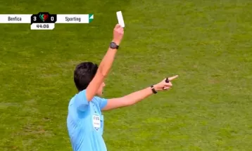 फुटबल इतिहासमा पहिलो पटक देखाइयो सेतो कार्ड, किन गरियो प्रयोग