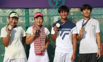 अकी र आरभलाई डबल्स स्वर्ण