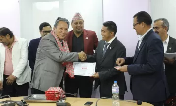 करातेका नवनिर्वाचित पदाधिकारीलाई प्रमाण पत्र वितरण