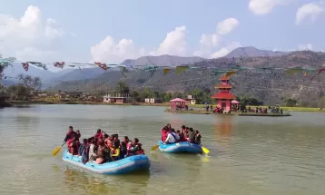 पोखराको फेवातालमा डुङ्गा दौड प्रतियोगिता