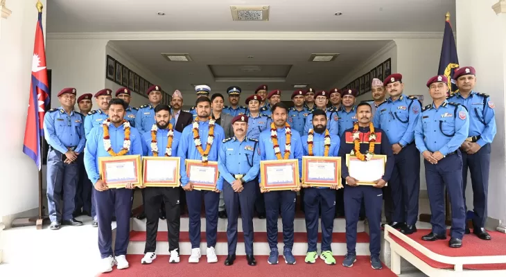 नेपाल प्रहरीद्वारा क्रिकेट खेलाडीलाई सम्मान