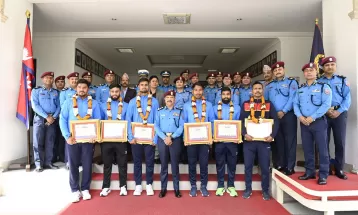 नेपाल प्रहरीद्वारा क्रिकेट खेलाडीलाई सम्मान