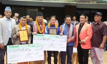 नेपाल तेक्वान्दो संघद्धारा खेलाडी सिर्जना र प्रशिक्षक कविराजलाई नगदसहित सम्मान