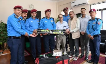 नेपाल हक्की संघद्धारा प्रहरीलाई हक्की सामाग्री प्रदान