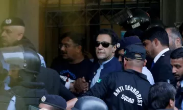 पाकिस्तानका पूर्व क्रिकेटर खान भ्रष्टाचारको अभियोगमा पक्राउ