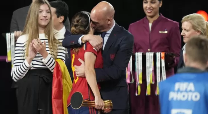चुम्बन घटनापछि फिफाले गर्यो स्पेनिस फुटबल महासंघका अध्यक्षलाई कारबाही