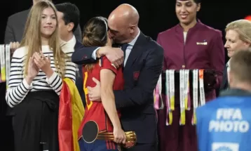 चुम्बन घटनापछि फिफाले गर्यो स्पेनिस फुटबल महासंघका अध्यक्षलाई कारबाही
