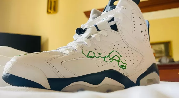 नेपाली क्रिकेटरको जुत्तामा कोहलीले दिए अटोग्राफ