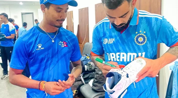 नेपाली क्रिकेटरको जुत्तामा कोहलीले दिए अटोग्राफ