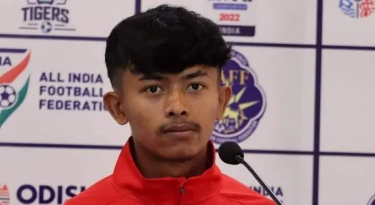 आयुसलाई वर्षको सर्वोत्कृष्ट राष्ट्रिय फुटबल खेलाडी सम्मान प्रदान गरिँदै