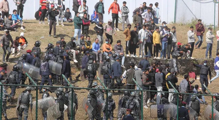 सन्दीप लामिछानेको पक्षमा नारा लगाउने समर्थक प्रहरी नियन्त्रणमा