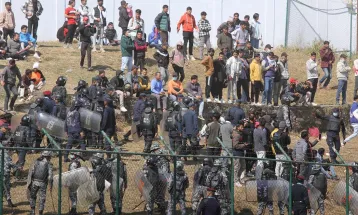 सन्दीप लामिछानेको पक्षमा नारा लगाउने समर्थक प्रहरी नियन्त्रणमा