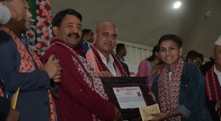 महिला फुटबल टोलीकी सदस्य पौडेल र सहायक प्रशिक्षक मानन्धर नगदसहित सम्मानित