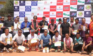 मण्डिखाटार फस्ट एमेच्योर टेनिसमा सिंगल्सतर्फको उपाधि महेशलाई