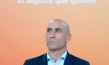 निलम्बित स्पेनी फुटबल प्रमुखकाे दाबी, ‘महिला खेलाडीसँगको चुम्बन सहमतिको थियो'