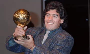 सन् १९८६ को विश्वकपमा म्याराडोनाले पाएको गोल्डेन बल ट्रफी लिलामीमा