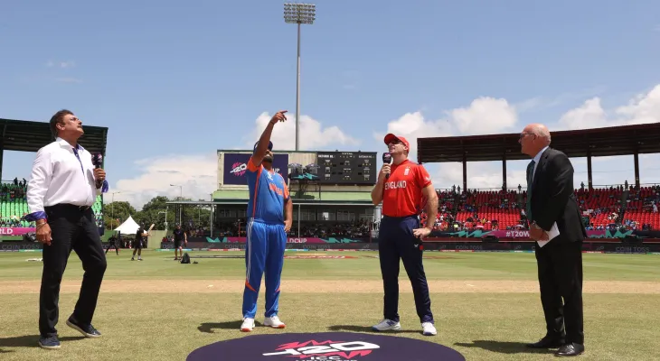 टी–२० विश्वकप दोस्रो सेमिफाइनल : इंग्ल्यान्डले टस जितेर बलिङ गर्दै