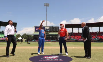 टी–२० विश्वकप दोस्रो सेमिफाइनल : इंग्ल्यान्डले टस जितेर बलिङ गर्दै