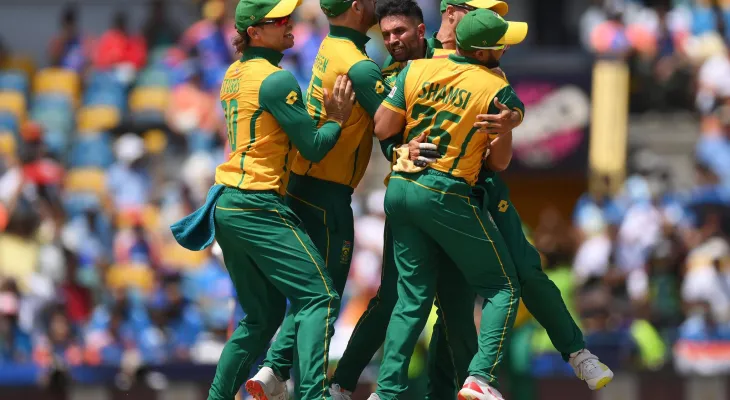 टी–२० विश्वकप फाइनल : भारतलाई चौथो झटका, अक्षर पटेल रन आउट