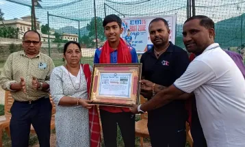 यू-१६ राष्ट्रिय टिमका विजेता खेलाडी शुभम खनाललाई जिल्ला क्रिकेट संघ अर्घाखाँचीद्वारा बधाई तथा सम्मान