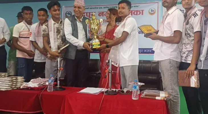 १६औं भद्रपुर नगरसभामा दोस्रो हेटौंडा कप ५s हक्की प्रतियोगिता विजयी खेलाडीहरूलाई सम्मान