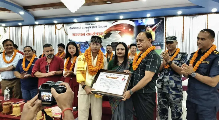 राष्ट्रिय महिला फुटबल टिमकी कप्तान साम्बा मकवानपुरमा सम्मानित, नगद ५० हजार प्रदान
