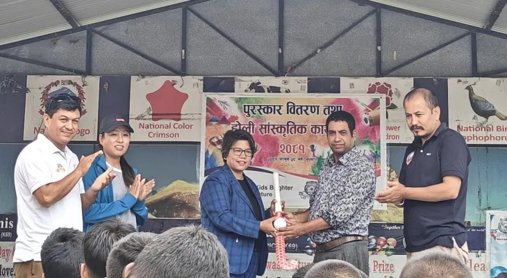 जय सेकन्डरी बोर्डिङ स्कूलमा नेपाल हक्की संघद्वारा हक्की समाग्री वितरण