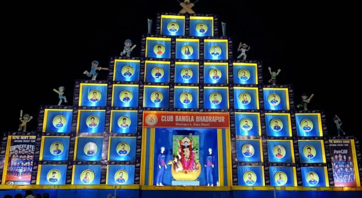 भद्रपुरमा राष्ट्रिय क्रिकेट खेलाडीहरूको तस्बिरसहित आकर्षक कालीपूजा पण्डाल निर्माण