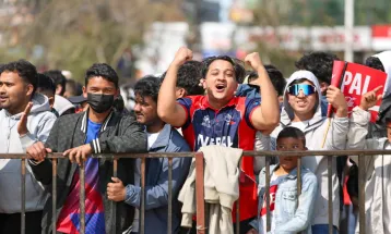 नेपाल र वेस्ट इन्डिज भिडिरहँदा तीनकुनेमा क्रिकेट समर्थकको क्रेज (तस्बिरहरु)