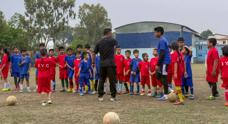 बालबालिकालाई मोबाइलको भर्चुअल संसारबाट फुटबलमा जोड्दै उज्ज्वल मानन्धर