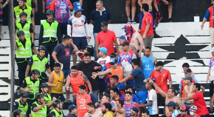प्यारागुआको 'सुपरक्लासिको' मा हिंसा: प्रहरी र फ्यानबीच झडप भएपछि खेल रद्द, ११ प्रहरी घाइते