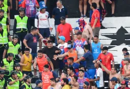 प्यारागुआको 'सुपरक्लासिको' मा हिंसा: प्रहरी र फ्यानबीच झडप भएपछि खेल रद्द, ११ प्रहरी घाइते