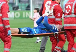 मैदानमा डरलाग्दो दुर्घटना: जोनाथन क्लिन्सम्यानको घाँटीमा गम्भीर चोट, सिसिना र पालेर्मोबीचको खेल स्तब्ध